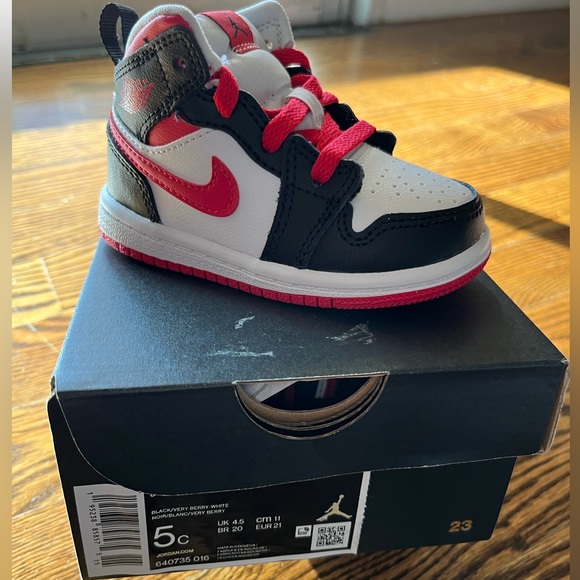 Toddler's Jordan 1 Mid "Very Berry" Black/Very Berry-White - Picture 1 of 1